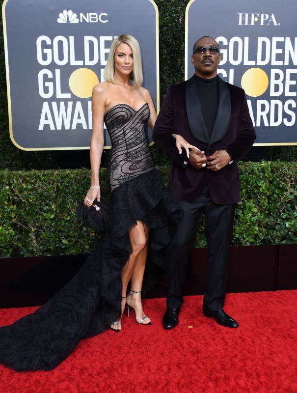 La alfombra roja de los Globos de Oro sigue siendo, después de la entrega de premios, el segundo gran foco mediático de la gala. Las estrellas desfilan sobre ella con modelos en los que la nada se deja a la casualidad. Vestidos cortos, largos, plumas, chaqués, sombreros, brillos y transparencias lucen tras los flases antes de protagonizar la crónica de color de la cita cinematográfica. A la interpretación de cada uno queda el calificativo que se otorga a las propuestas. 