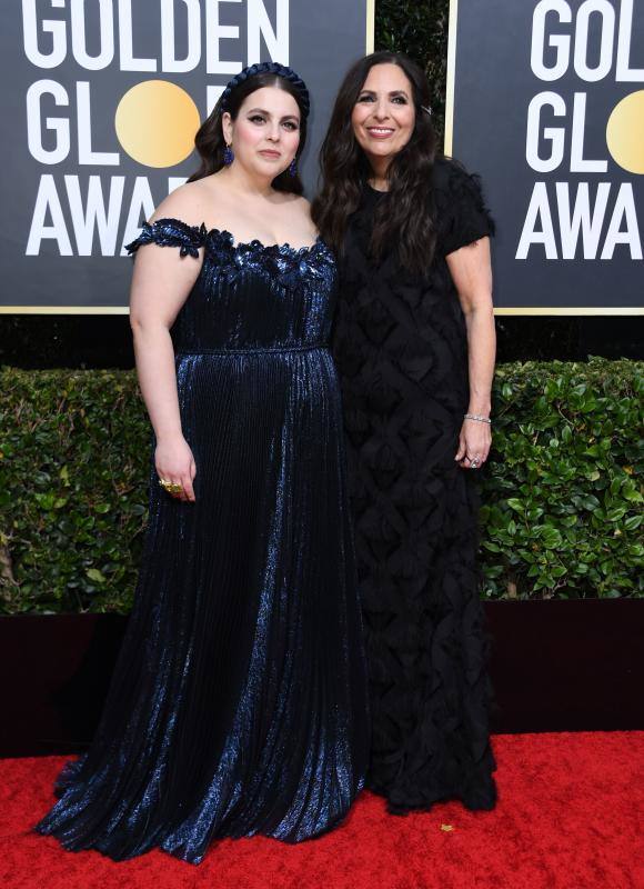 La alfombra roja de los Globos de Oro sigue siendo, después de la entrega de premios, el segundo gran foco mediático de la gala. Las estrellas desfilan sobre ella con modelos en los que la nada se deja a la casualidad. Vestidos cortos, largos, plumas, chaqués, sombreros, brillos y transparencias lucen tras los flases antes de protagonizar la crónica de color de la cita cinematográfica. A la interpretación de cada uno queda el calificativo que se otorga a las propuestas. 