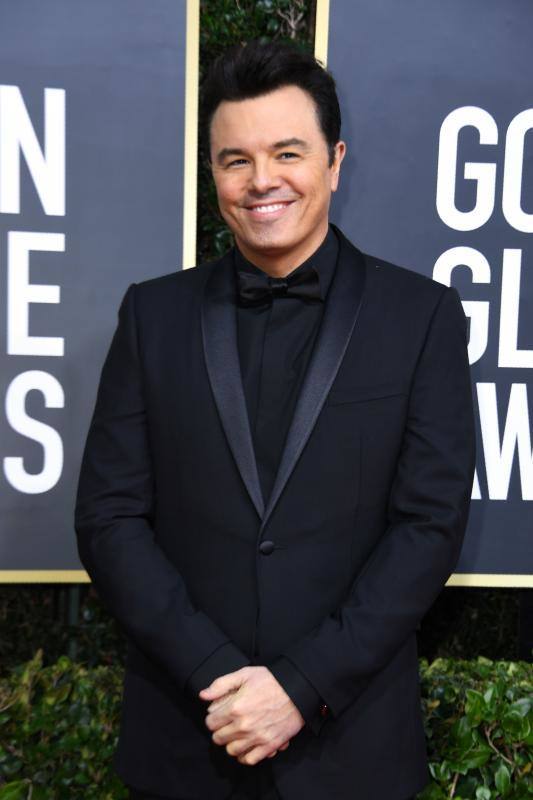 La alfombra roja de los Globos de Oro sigue siendo, después de la entrega de premios, el segundo gran foco mediático de la gala. Las estrellas desfilan sobre ella con modelos en los que la nada se deja a la casualidad. Vestidos cortos, largos, plumas, chaqués, sombreros, brillos y transparencias lucen tras los flases antes de protagonizar la crónica de color de la cita cinematográfica. A la interpretación de cada uno queda el calificativo que se otorga a las propuestas. 