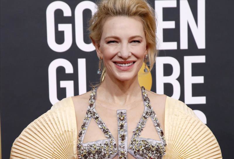 La alfombra roja de los Globos de Oro sigue siendo, después de la entrega de premios, el segundo gran foco mediático de la gala. Las estrellas desfilan sobre ella con modelos en los que la nada se deja a la casualidad. Vestidos cortos, largos, plumas, chaqués, sombreros, brillos y transparencias lucen tras los flases antes de protagonizar la crónica de color de la cita cinematográfica. A la interpretación de cada uno queda el calificativo que se otorga a las propuestas. 