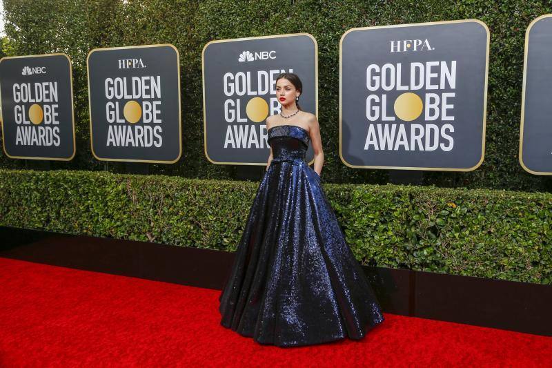 La alfombra roja de los Globos de Oro sigue siendo, después de la entrega de premios, el segundo gran foco mediático de la gala. Las estrellas desfilan sobre ella con modelos en los que la nada se deja a la casualidad. Vestidos cortos, largos, plumas, chaqués, sombreros, brillos y transparencias lucen tras los flases antes de protagonizar la crónica de color de la cita cinematográfica. A la interpretación de cada uno queda el calificativo que se otorga a las propuestas. 