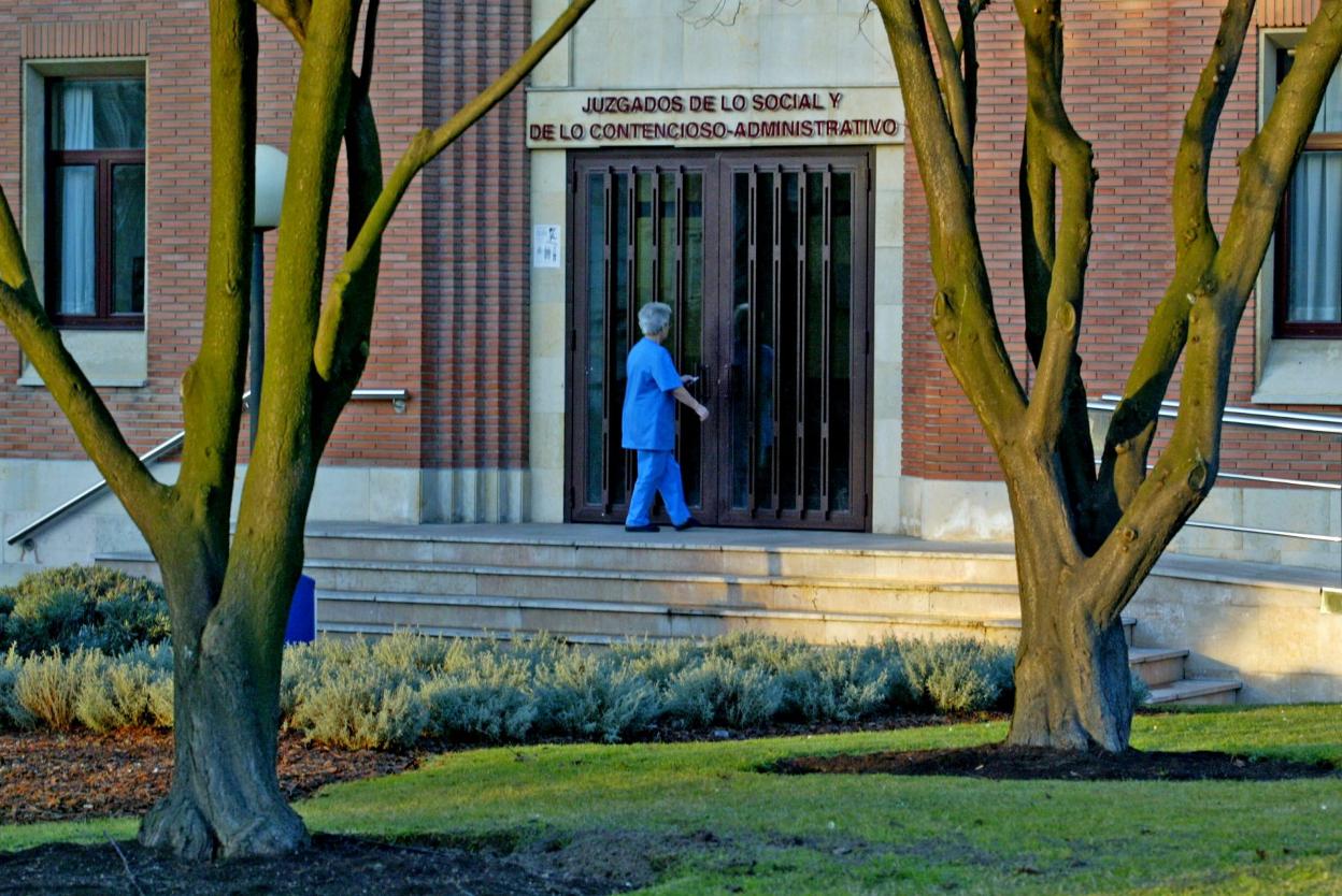 Entrada principal de los juzgados de lo Social en Oviedo. 