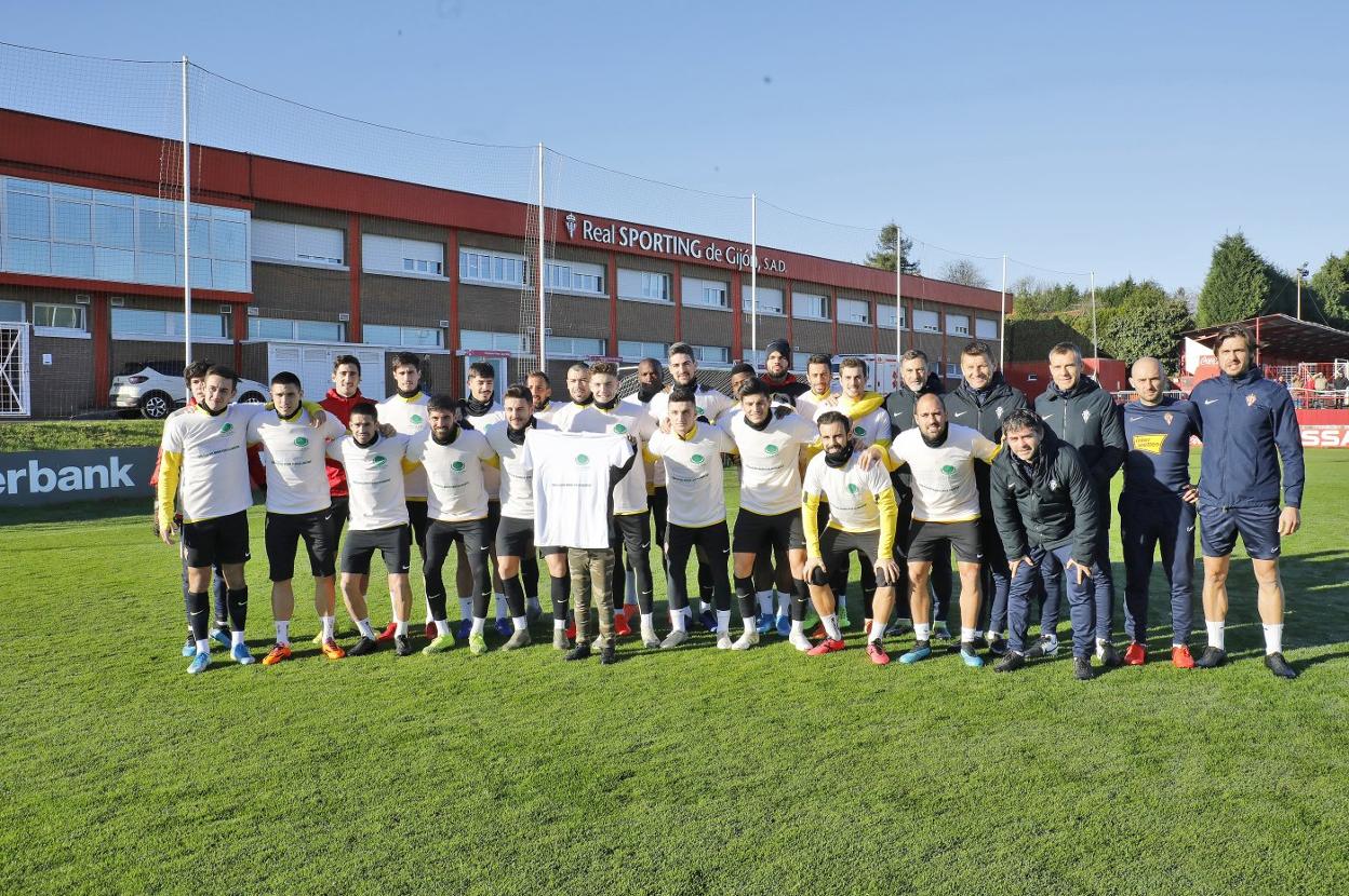 La plantilla del Sporting, ayer, antes del entrenamiento. :: A. GARCÍA