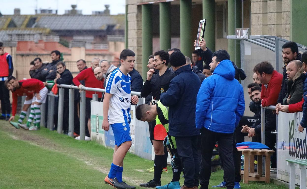 Pelayo Megido abandona el campo para dar entrada al portero Julián del Río, después de la expulsión de Borja Piquero. :: xuan cueto