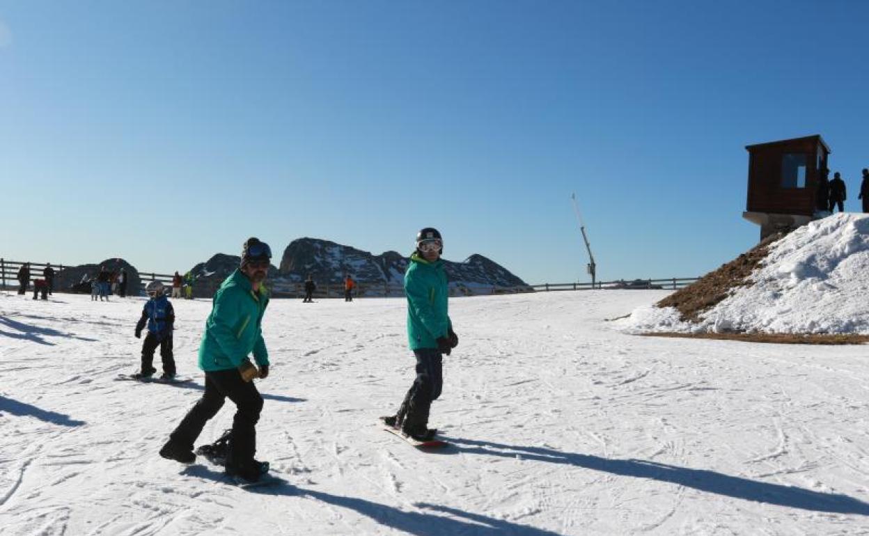 Esquiadores, este fin de semana, en Valgrande-Pajares.