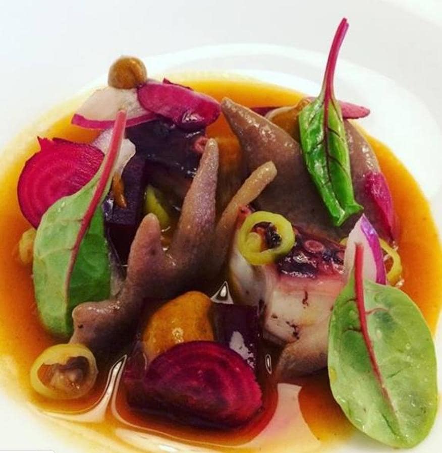 Caldo de fabes rojas con pulpo de pedreru, remolacha, crestas de pitu y pulpo, uno de los platos más coloridos que el asturiano Ricardo Sotres propone en su restaurante El Retiro 