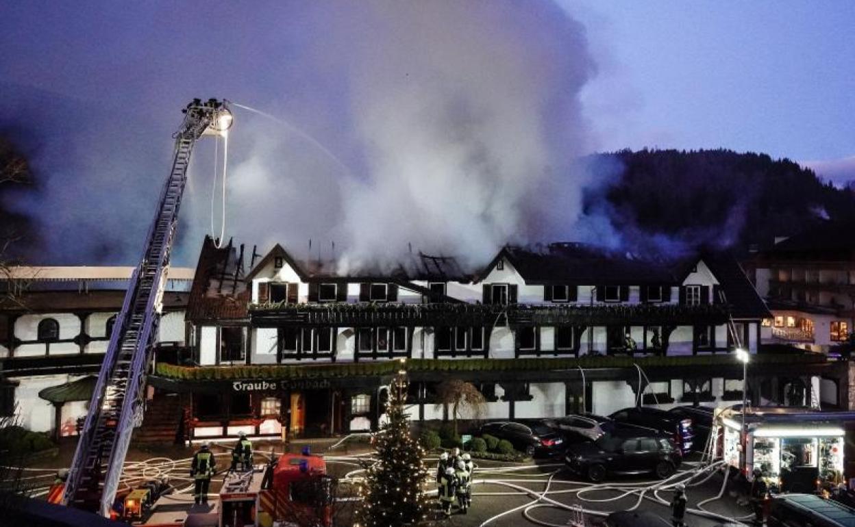 Los bomberos trabajan en la extición del fuego.