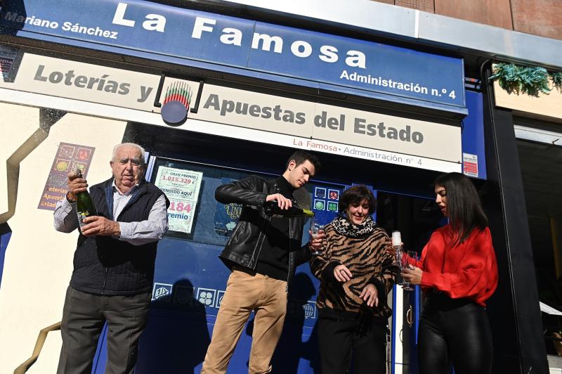 El 'Gordo' de la Lotería de El Niño, correspondiente al número 57342, ha llevado la alegría a numerosos puntos de España, donde los afortunados no han dudado en salir a la calle y descorchar el cava para celebrar el premio con amigos y familiares.