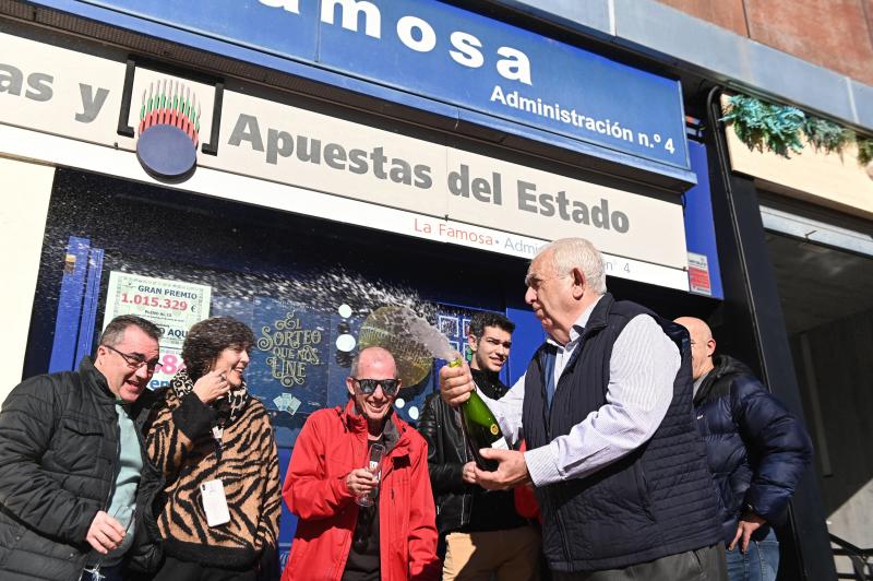 El 'Gordo' de la Lotería de El Niño, correspondiente al número 57342, ha llevado la alegría a numerosos puntos de España, donde los afortunados no han dudado en salir a la calle y descorchar el cava para celebrar el premio con amigos y familiares.