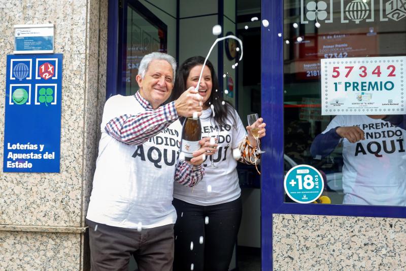 El 'Gordo' de la Lotería de El Niño, correspondiente al número 57342, ha llevado la alegría a numerosos puntos de España, donde los afortunados no han dudado en salir a la calle y descorchar el cava para celebrar el premio con amigos y familiares.