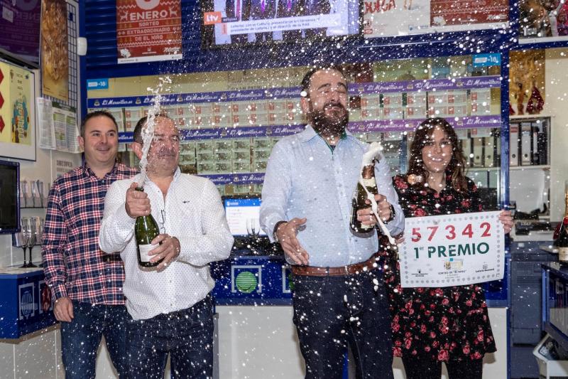 El 'Gordo' de la Lotería de El Niño, correspondiente al número 57342, ha llevado la alegría a numerosos puntos de España, donde los afortunados no han dudado en salir a la calle y descorchar el cava para celebrar el premio con amigos y familiares.