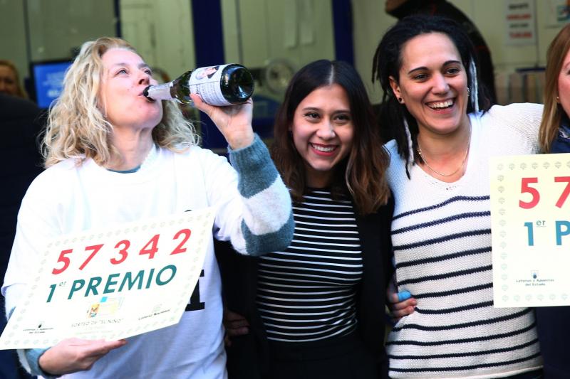 El 'Gordo' de la Lotería de El Niño, correspondiente al número 57342, ha llevado la alegría a numerosos puntos de España, donde los afortunados no han dudado en salir a la calle y descorchar el cava para celebrar el premio con amigos y familiares.