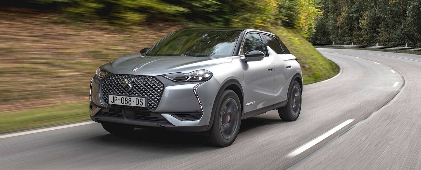 DS 3 Crossback E-Tense: En DS han aprovechado que su DS 3 Crossback tiene uno de sus diseños más aplaudidos y salvo las llantas, que son específicas y el paragolpes trasero, donde no hay salidas de escape, no han hecho apenas cambios. Todo un acierto en un vehículo en el que se ha mejorado el aislamiento acústico y que además cuenta con una autonomía bastante buena de 320 Km con 134 Caballos. Está disponible a partir de 38.300 euros.