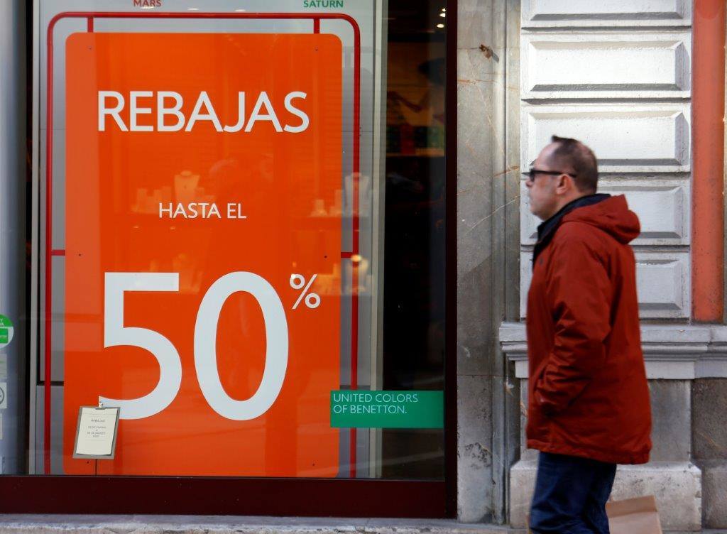 Este martes, primera jornada de tiendas abiertas después de la festividad de Reyes, se vieron algunas colas.