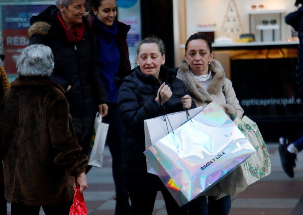 Este martes, primera jornada de tiendas abiertas después de la festividad de Reyes, se vieron algunas colas.