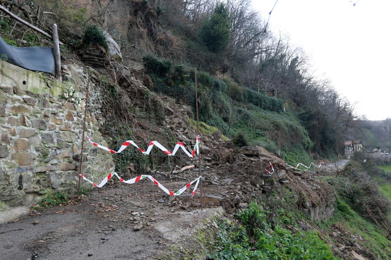 Desprendimiento en el camino vecinal de El Picu, en la localidad allerana de Boo. 