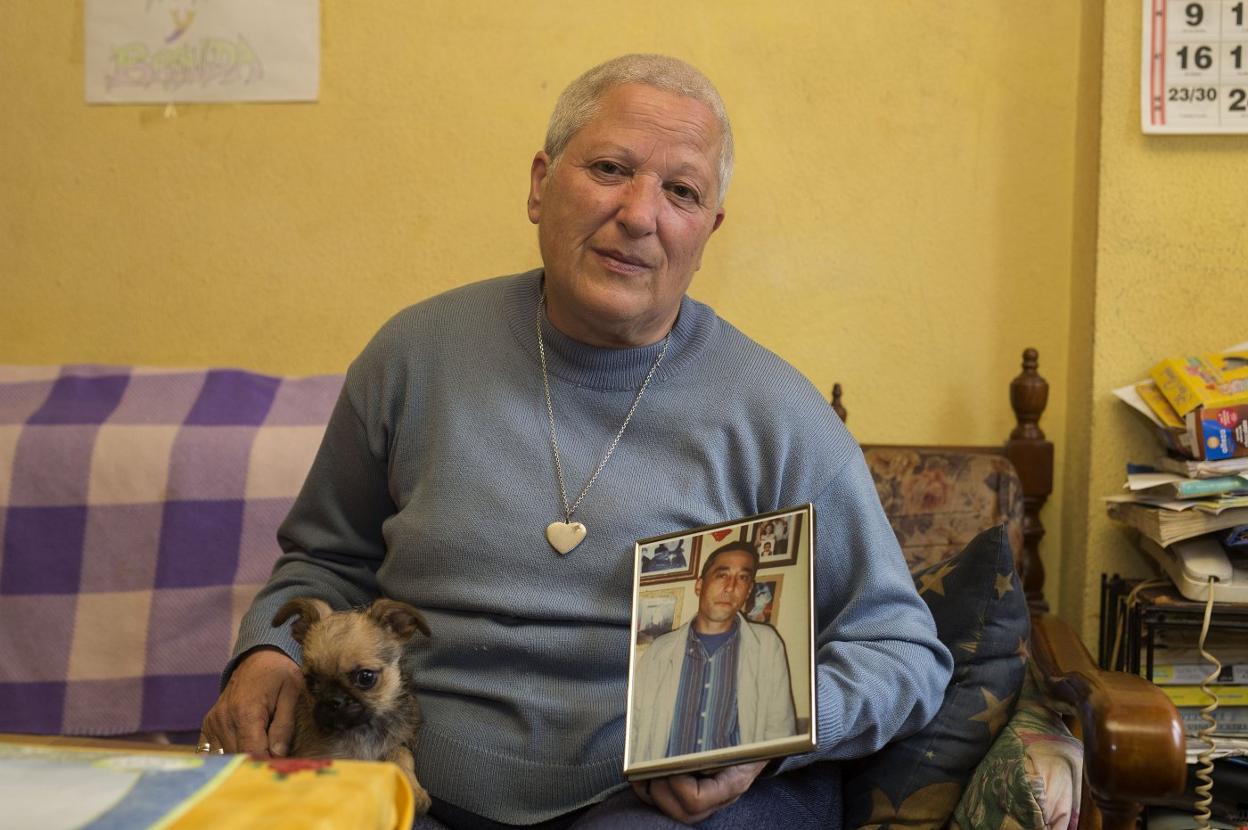 Rosa Riesgo, en su casa, con una foto de su hijo Pedro Matías. 