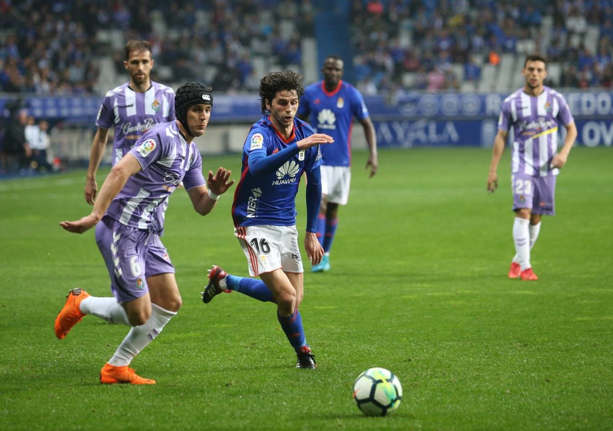 Luismi persigue a Fabrini durante un choque del Valladolid en el Carlos Tartiere. 