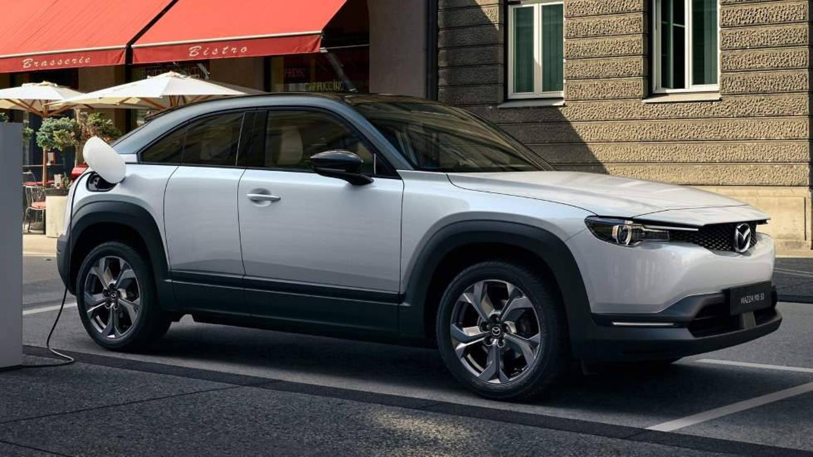 Mazda MX-30: Se trata del primer coche eléctrico de la forma Hiroshima y destaca por su original diseño exterior y con un interior hecho de materiales sostenibles. También equipa una batería de tan solo 35,5 kWh que otorga a este coche una autonomía de 200 Km Una batería con una autonomía más corta que sus rivales, pero con la que en Mazda han querido ser responsables con el medio ambiente ya que, según la marca de coches, el impacto negativo en CO2 de las grandes baterías sería superior al de un coche diésel. Los precios en Europa rondan los 34.000 euros.