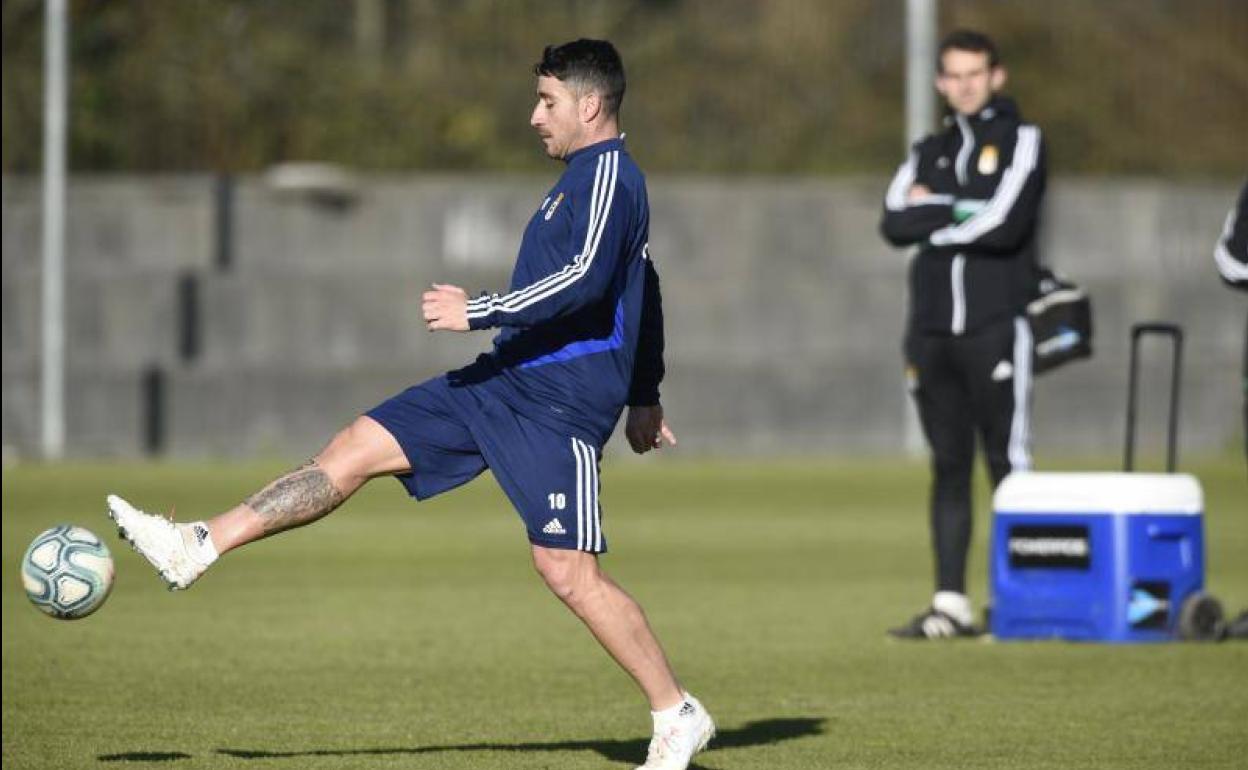 Saúl Berjón, durante el entrenamiento del Real Oviedo. 