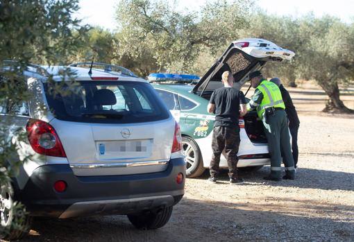 Imagen de la Guardia Civil registrando vehículos durante la «rave».