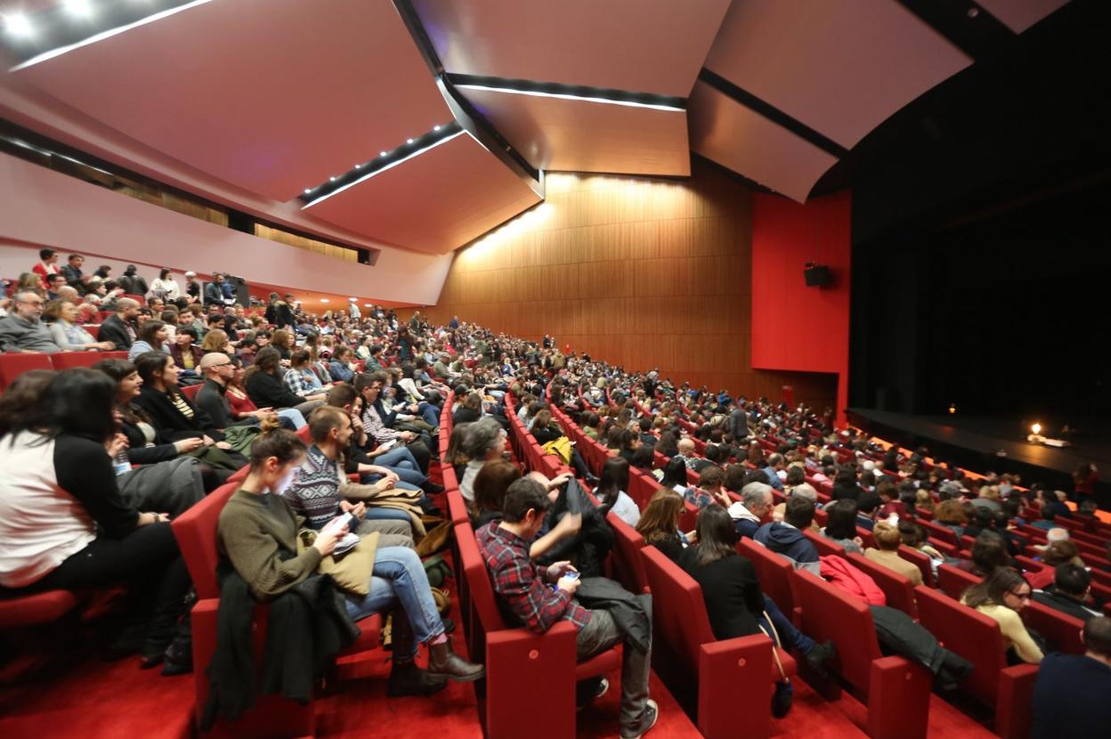 El auditorio del Centro Niemeyer lleno de público en un concierto de Yann Tiersen. 