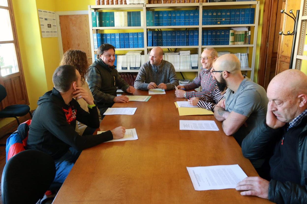 El alcalde de Aller, Juan Carlos Iglesias, preside la reunión del sector turístico del concejo. 