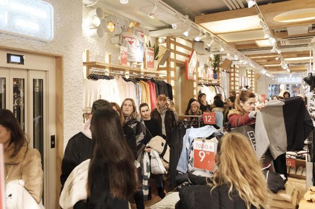 La primera jornada de la temporada de rebajas generó colas en las cajas de Pull and Bear durante todo el día. 