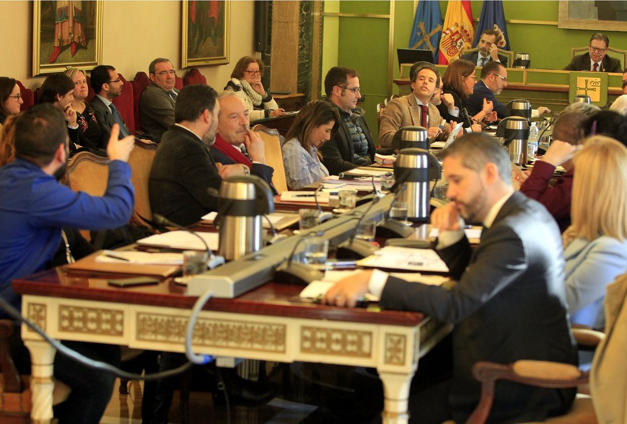 Rubén Rosón, de espaldas, y Nacho Cuesta, durante su enfrentamiento en el Pleno de ayer. 