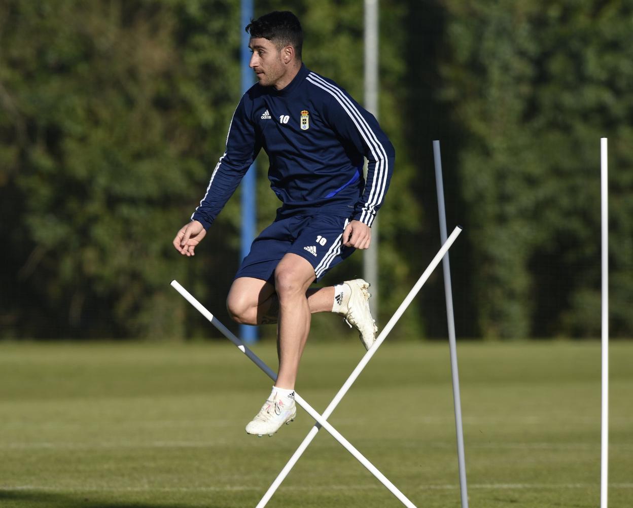 Saúl Berjón realiza un ejercicio durante el entrenamiento de ayer.