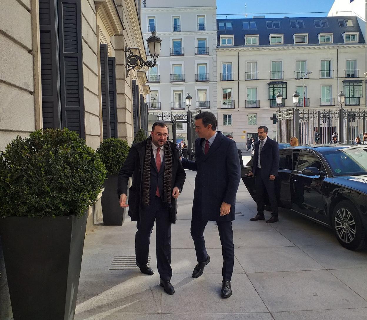 El presidente del Principado, Adrián Barbón, recibe a Pedro Sánchez a su llegada al Congreso de los Diputados. 