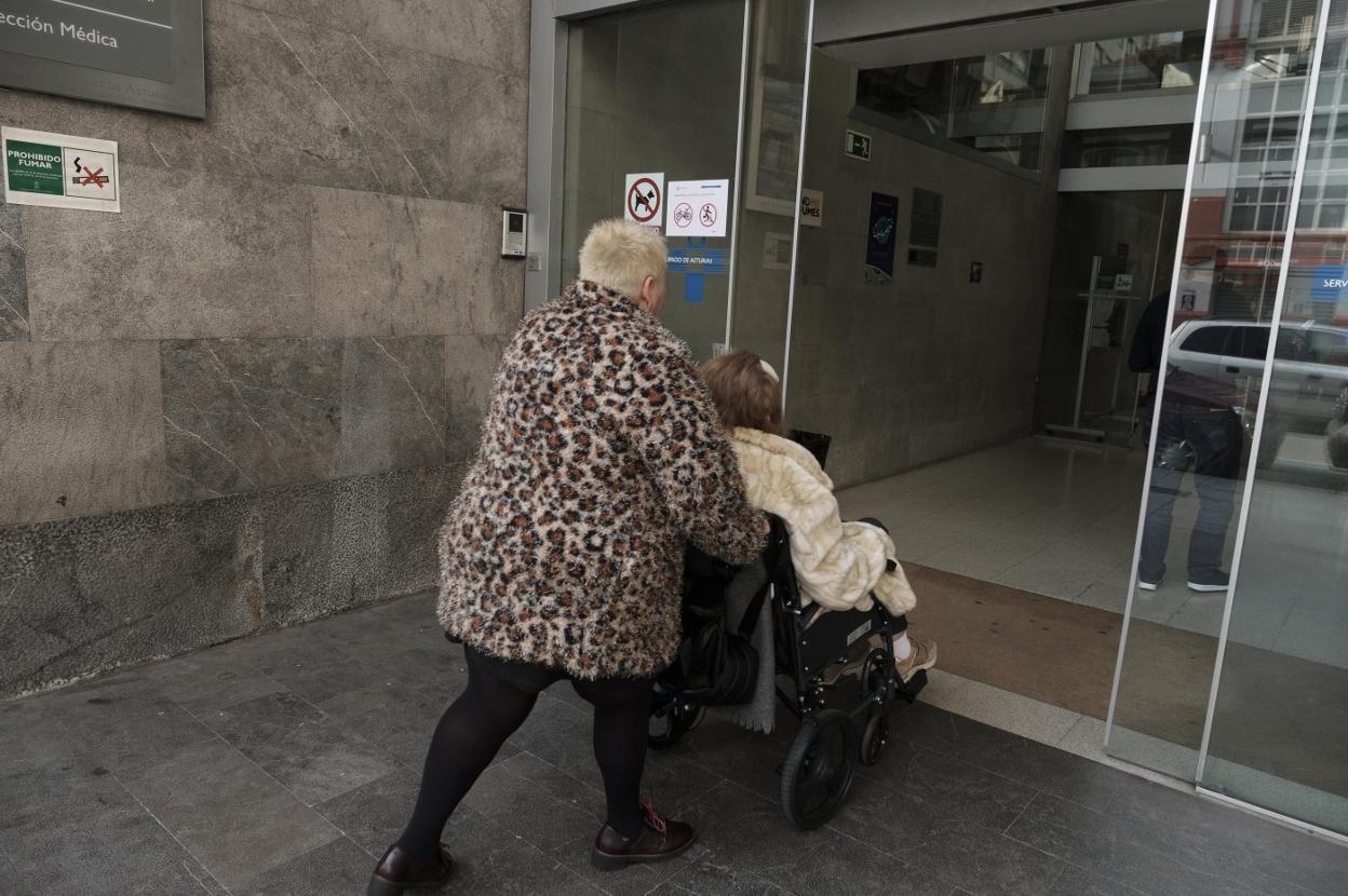 Una paciente entra al centro de salud gijonés Puerta de la Villa, al que acudieron 60 más durante la noche del pasado lunes. 