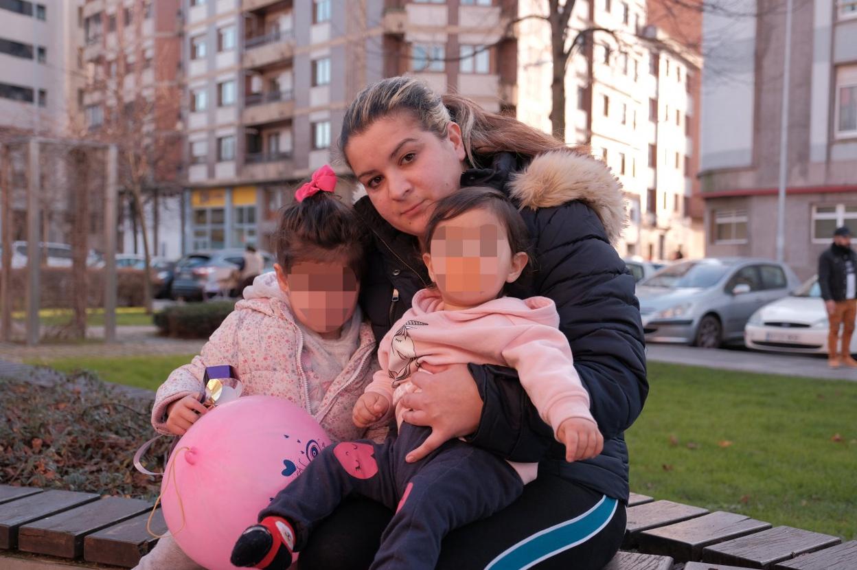 Elisabeth Montoya Montoya, con sus hijas. 