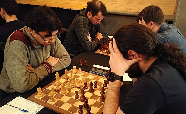 Samuel Castelao frente a Saúl Pérez. 