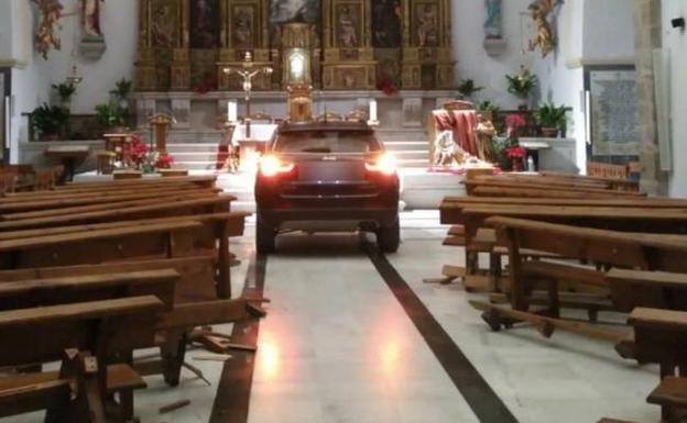 El coche se detuvo al pié del altar de la iglesia de Sonseca (Toledo).