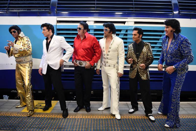 Imitadores y fans de Elvis Presley se han subido a bordo del Elvis Express, en Sydney (Australia), para acudir al Festival Parkes Elvis, un evento anual que celebra la música y la vida del artista en la ciudad de Parkes, Nueva Gales del Sur.