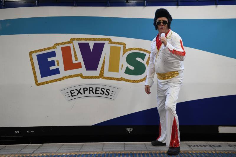 Imitadores y fans de Elvis Presley se han subido a bordo del Elvis Express, en Sydney (Australia), para acudir al Festival Parkes Elvis, un evento anual que celebra la música y la vida del artista en la ciudad de Parkes, Nueva Gales del Sur.