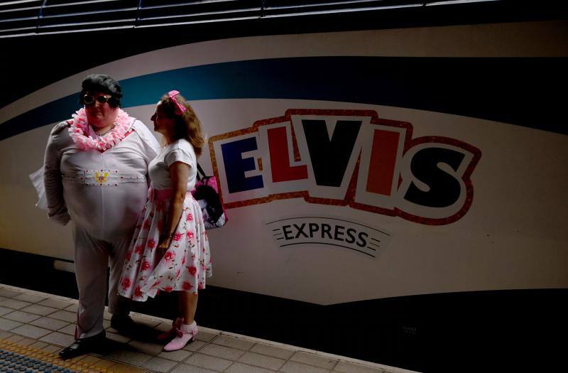 Imitadores y fans de Elvis Presley se han subido a bordo del Elvis Express, en Sydney (Australia), para acudir al Festival Parkes Elvis, un evento anual que celebra la música y la vida del artista en la ciudad de Parkes, Nueva Gales del Sur.