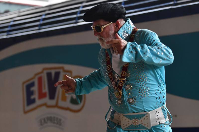 Imitadores y fans de Elvis Presley se han subido a bordo del Elvis Express, en Sydney (Australia), para acudir al Festival Parkes Elvis, un evento anual que celebra la música y la vida del artista en la ciudad de Parkes, Nueva Gales del Sur.