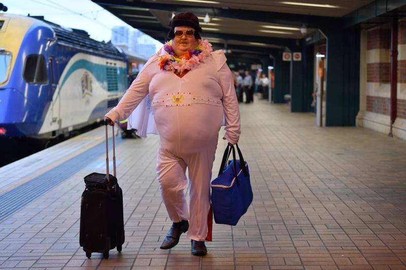 Imitadores y fans de Elvis Presley se han subido a bordo del Elvis Express, en Sydney (Australia), para acudir al Festival Parkes Elvis, un evento anual que celebra la música y la vida del artista en la ciudad de Parkes, Nueva Gales del Sur.