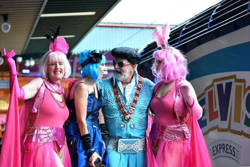 Imitadores y fans de Elvis Presley se han subido a bordo del Elvis Express, en Sydney (Australia), para acudir al Festival Parkes Elvis, un evento anual que celebra la música y la vida del artista en la ciudad de Parkes, Nueva Gales del Sur.