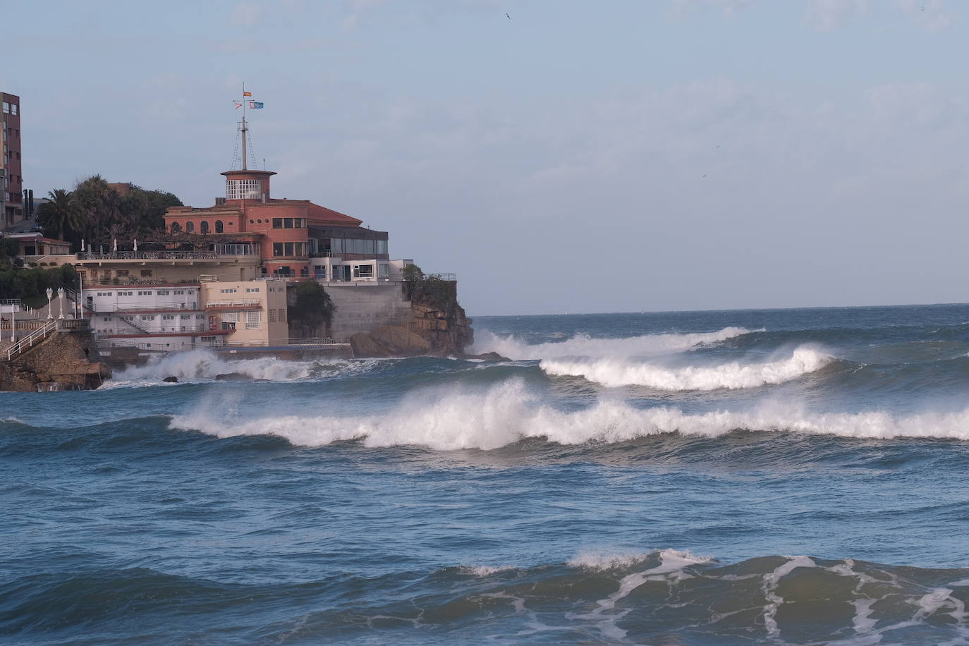 Llega a Asturias la primera alerta del año por viento y oleaje