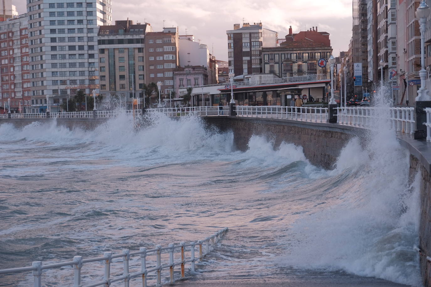 Llega a Asturias la primera alerta del año por viento y oleaje