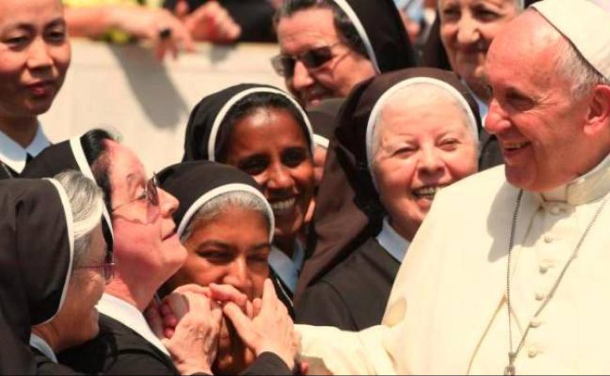 El Papa bromea con una monja