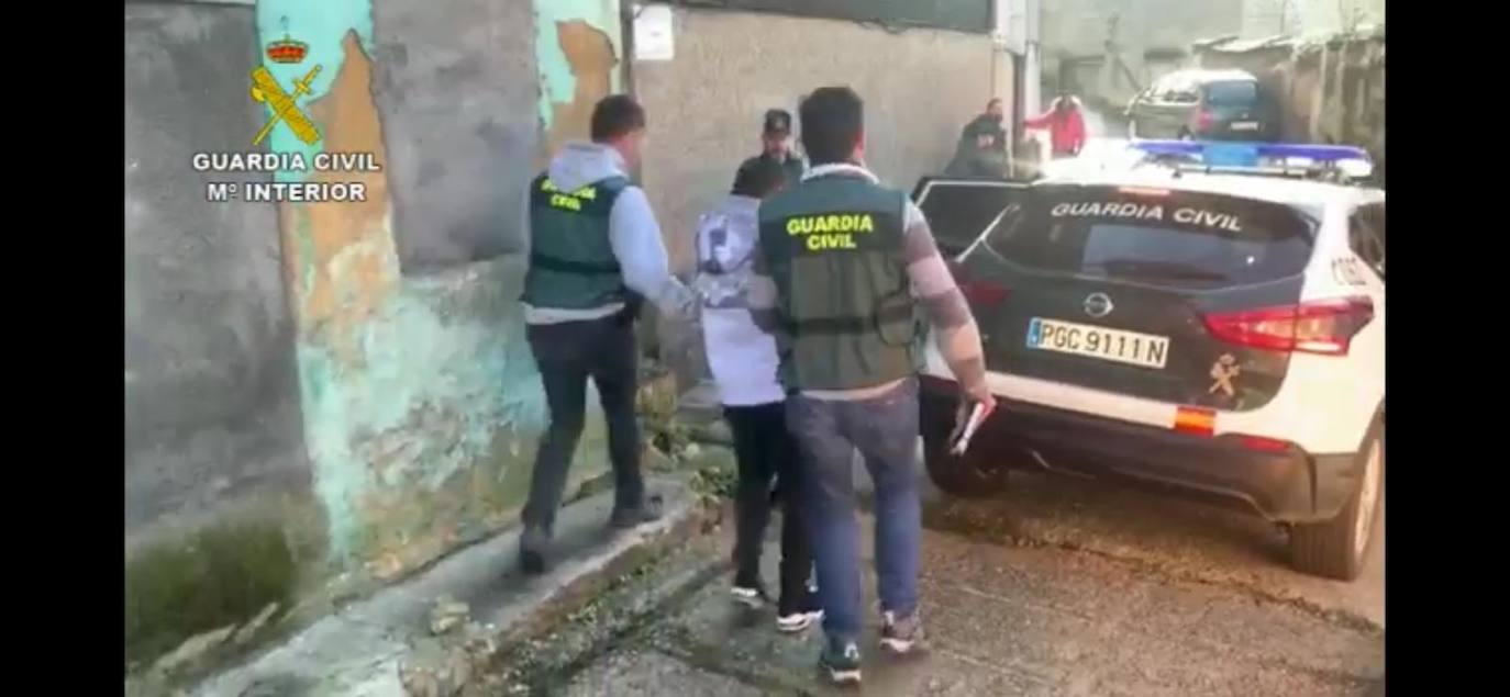 La Guardia Civil ha detenido a seis personas a las que se les imputan robos de vehículos a motor, daños, robo con fuerza, robos con violencia e intimidación, falsedad documental, usurpación de estado civil y pertenencia a grupo criminal. 