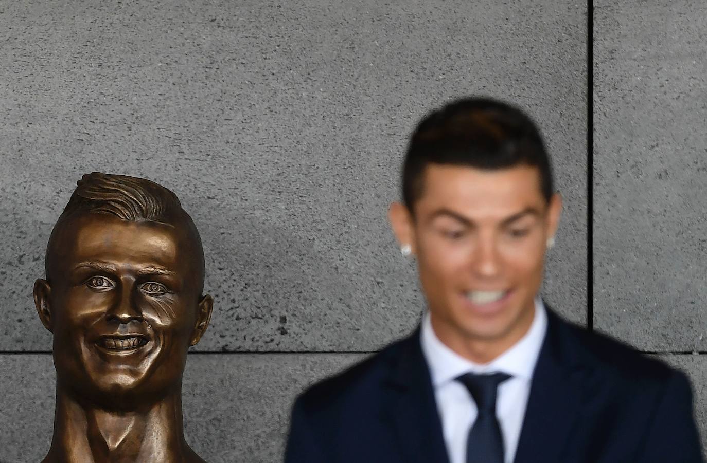 Madeira quiso honrar a su deportista más reconocido y colocó en su aeropuerto este busto de Cristiano Ronaldo. Cualquier parecido con la realidad es pura coincidencia. Eso sí, la escultura fue 'retocada' y ahora sí guarda parecido con el portugués.