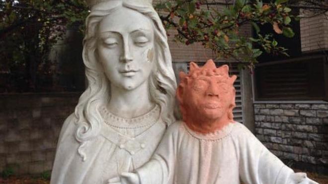 Una feligresa de la pequeña parroquia de Santa Ana de los Pinos, en Ontario (Canadá), se ofreció a arreglar una estatua del niño Jesús. Los envidiosos dirán que se parece a Maggie Simpson. 