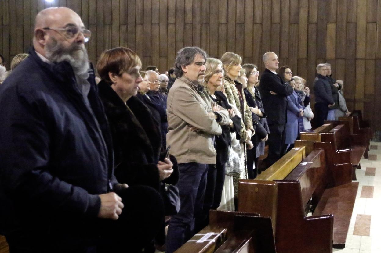 Familiares, amigos y alumnos del padre Villanueva, en la iglesia del Corazón de María. 