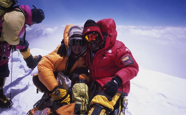 Edurne junto a uno de sus compañeros de expedición en la cima del G1 en 2003. 