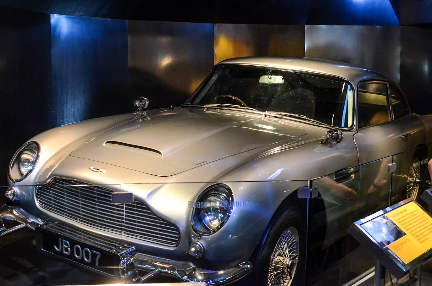 Museo Internacional del Espionaje / International Spy Museum (Washington DC, EE.UU) | De todos los objetos que en él se exponen destaca, sin duda, el coche que usó Bond (encarnado por Sean Connery) en 'Goldfinger': el Aston Martin DB5.